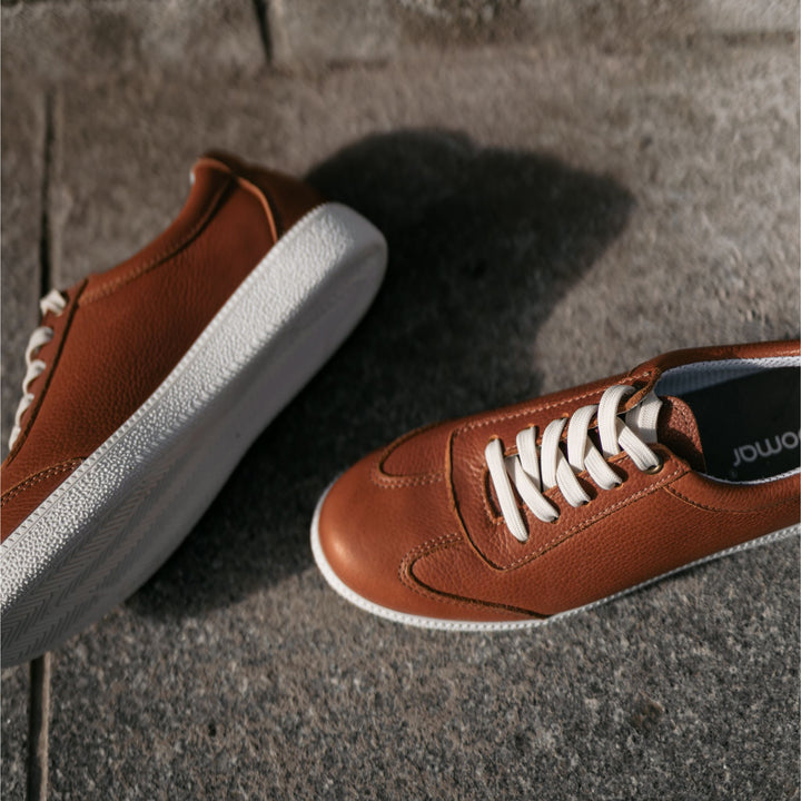 Naisten tennarit maassa.