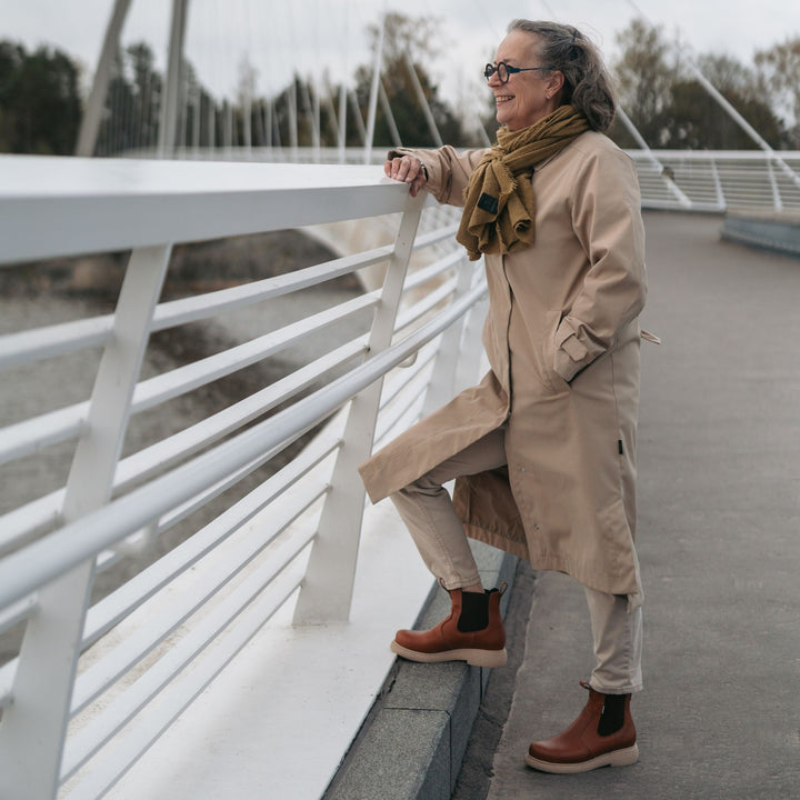 Henkilöllä on jalassaan Nauvo chelsea nilkkurit ulkona.