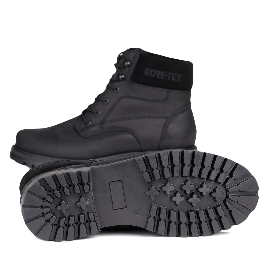 Kuva talvikenkien pohjasta, joka on vahvasti kuvioitu.