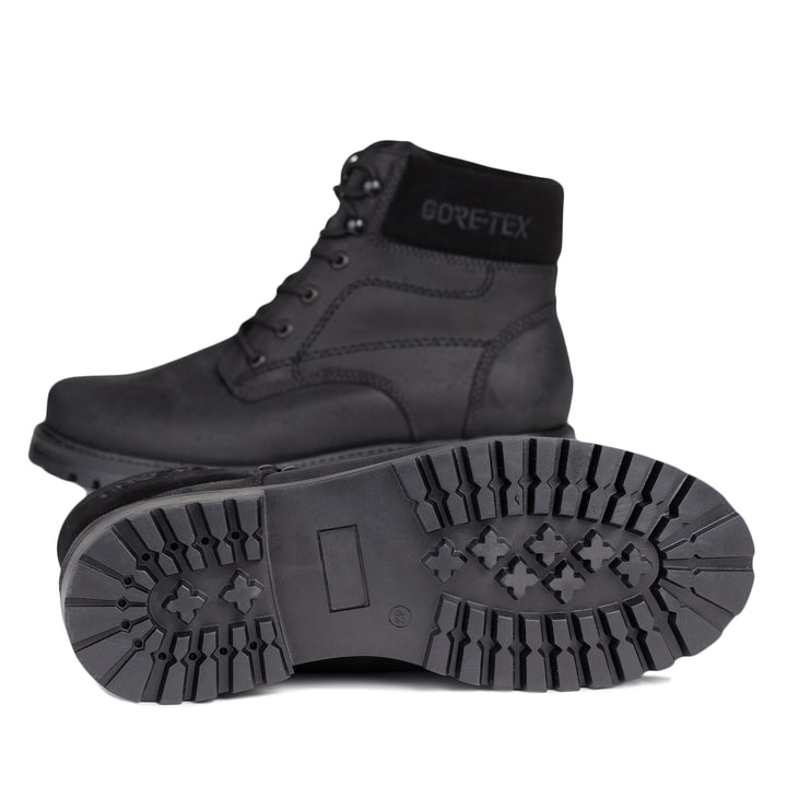 Kuva talvikenkien pohjasta, joka on vahvasti kuvioitu.