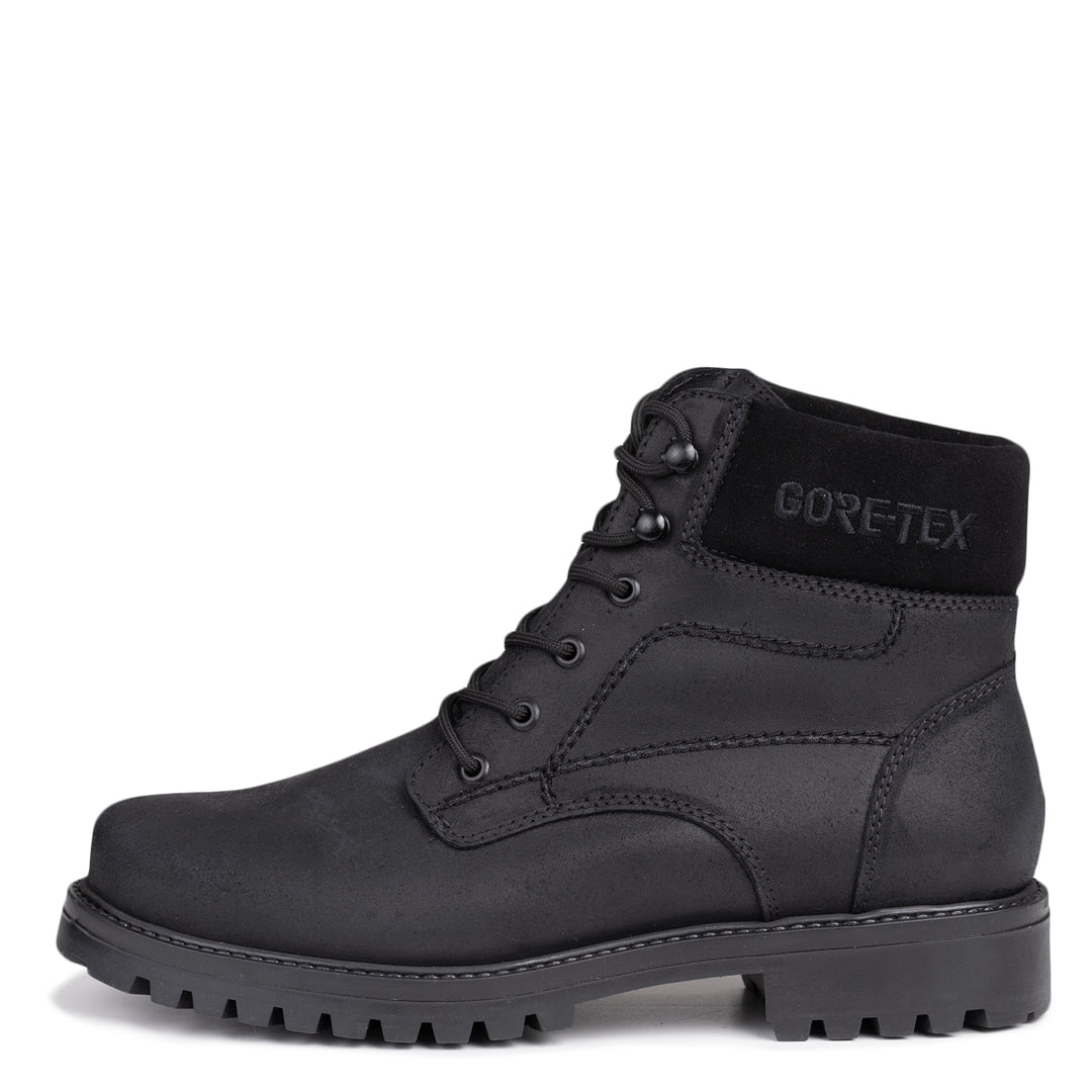 Kuva miesten mustasta talvikengästä valkoisella taustalla.