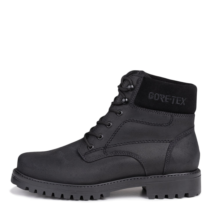 Kuva miesten mustasta talvikengästä valkoisella taustalla.