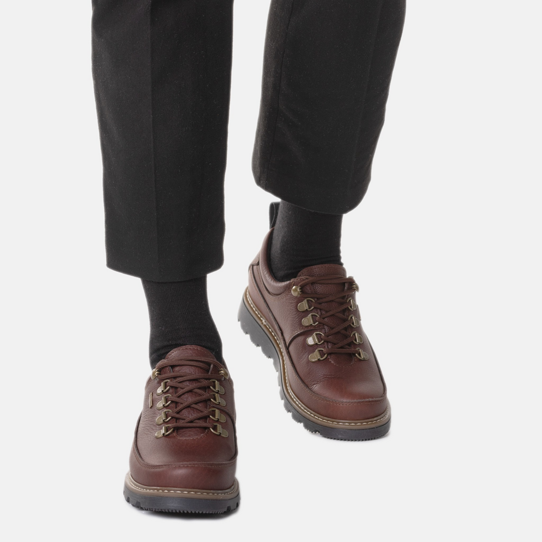 Naisten kävelykengät mallin jalassa sisällä. Kengät sopivat upeasti syksyyn.