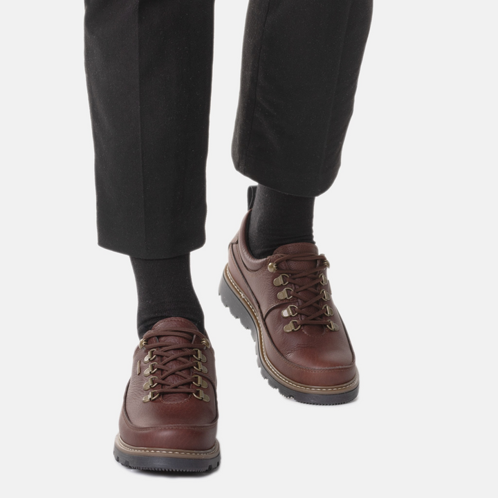 Naisten kävelykengät mallin jalassa sisällä. Kengät sopivat upeasti syksyyn.