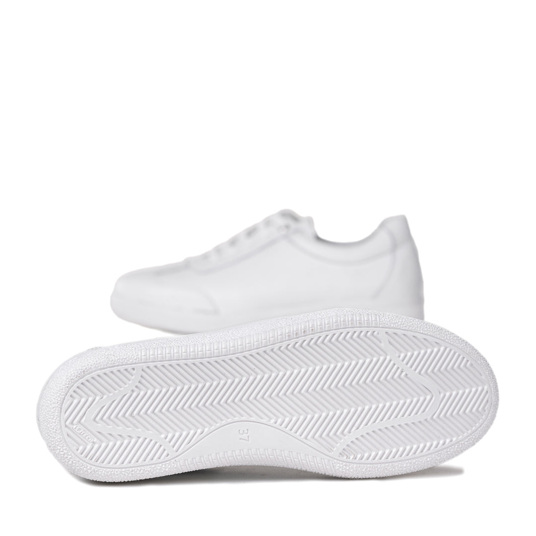 Tuotekuvassa valkoiset KARLA tennarit ja kevyt POMAR tennaripohja.