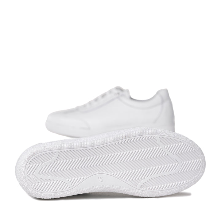 Tuotekuvassa valkoiset KARLA tennarit ja kevyt POMAR tennaripohja.