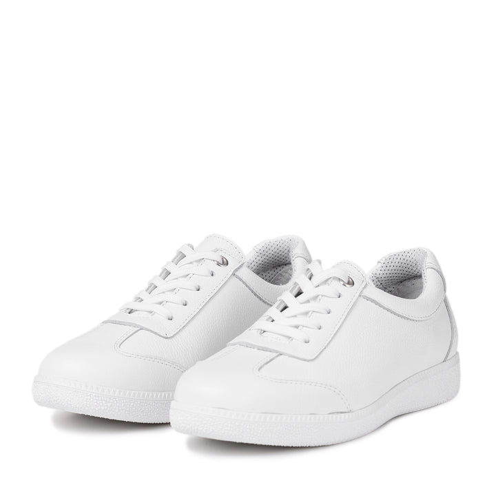 Parillinen tuotekuva KARLA tennareista valkoisella taustalla.