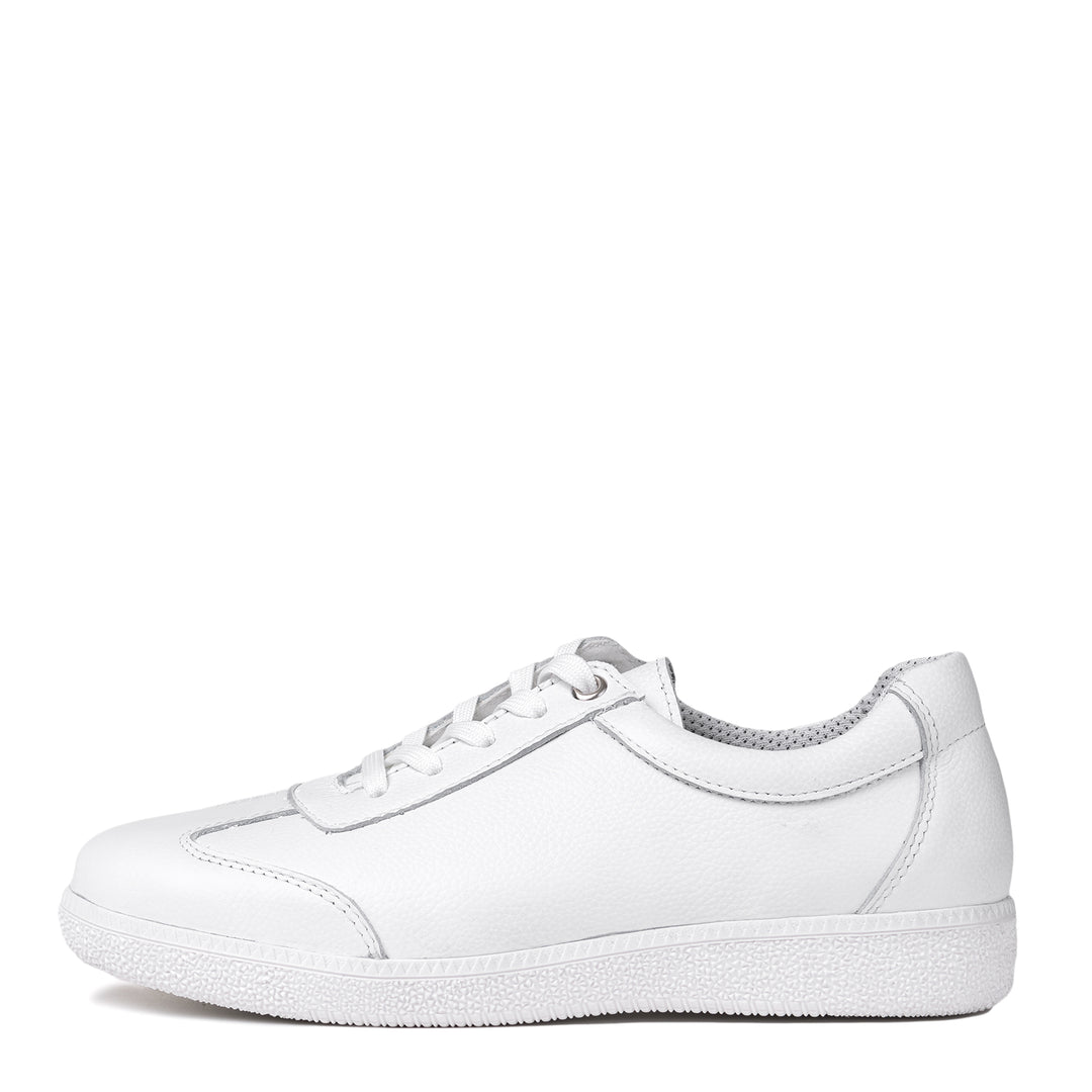 Tuotekuva vasemmasta KARLA naisten valkoisesta tennarista valkoisella taustalla.