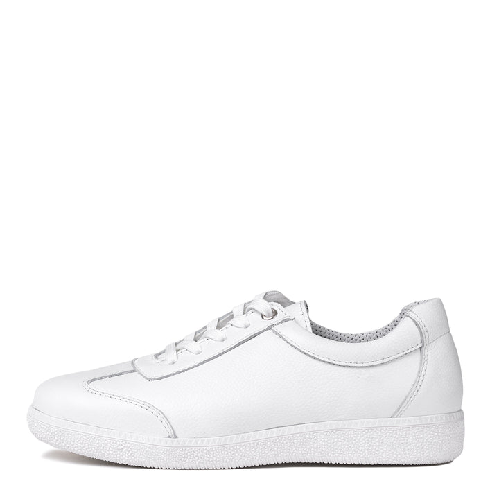 Tuotekuva vasemmasta KARLA naisten valkoisesta tennarista valkoisella taustalla.