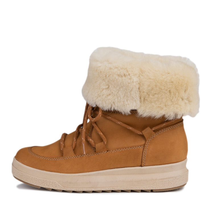 Lämpimät naisten talvisaappaat LAPPI kuvattuna sivusta valkoisella taustalla.