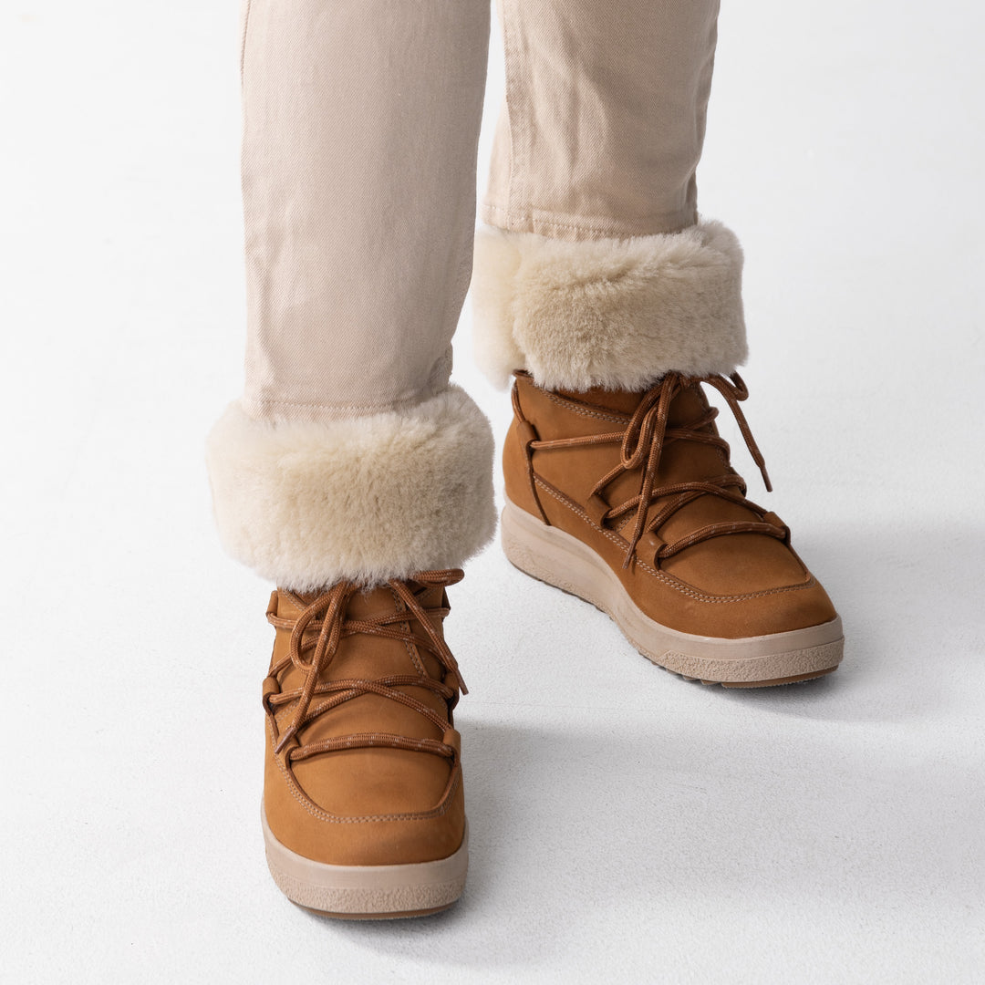 Mallin jalat joissa lämpimät naisten talvisaappaat kuvattuna valkoisella taustalla.