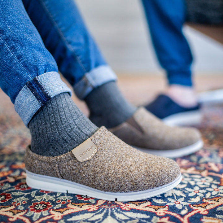 Tossut sukkineen mallin jalassa sisällä.