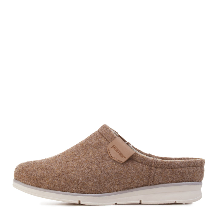 Pomar huopatossut valkoisella taustalla.